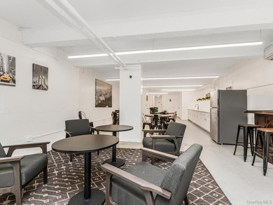 COMMUTERS DREAM LOCATION! Sun drenched 1 BR/Junior 4. Alcove