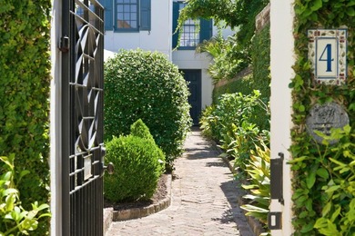 Tucked away on one of Charleston's most coveted hidden alleys, 4 - photo 6