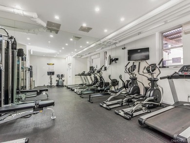 COMMUTERS DREAM LOCATION! Sun drenched 1 BR/Junior 4. Alcove