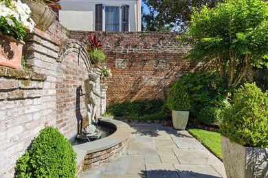 Tucked away on one of Charleston's most coveted hidden alleys, 4 - photo 7
