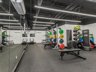 COMMUTERS DREAM LOCATION! Sun drenched 1 BR/Junior 4. Alcove