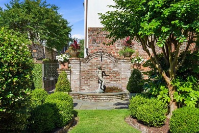 Tucked away on one of Charleston's most coveted hidden alleys, 4 - photo 8