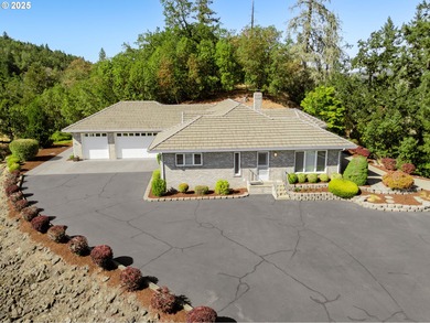 (private lake, pond, creek) Home For Sale in Roseburg Oregon
