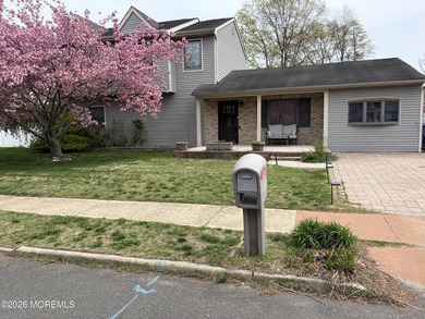 Spacious Beautifully Maintained Custom Home Offering 5 Bedrooms - photo 1