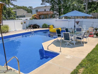 Spacious Beautifully Maintained Custom Home Offering 5 Bedrooms - photo 2