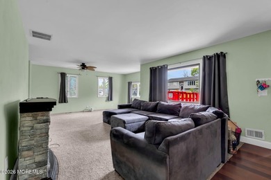 Spacious Beautifully Maintained Custom Home Offering 5 Bedrooms - photo 5
