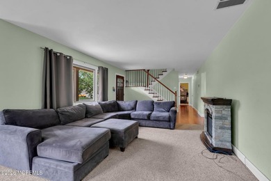 Spacious Beautifully Maintained Custom Home Offering 5 Bedrooms - photo 6