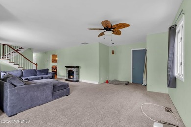 Spacious Beautifully Maintained Custom Home Offering 5 Bedrooms - photo 7