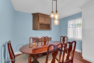Spacious Beautifully Maintained Custom Home Offering 5 Bedrooms - photo 9