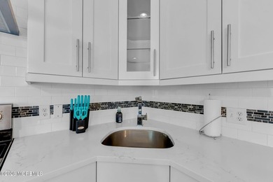 Spacious Beautifully Maintained Custom Home Offering 5 Bedrooms - photo 10