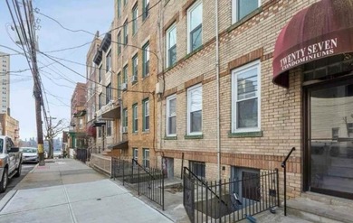 Beautiful 2 bedroom 1 bathroom unit that has natural sunlight - photo 1