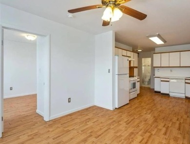 Beautiful 2 bedroom 1 bathroom unit that has natural sunlight - photo 2