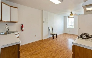 Beautiful 2 bedroom 1 bathroom unit that has natural sunlight - photo 4