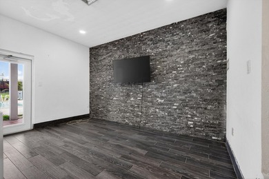 SELLER IS OFFERING $5,000 TOWARDS BUYER'S CLOSING COST! This - photo 2