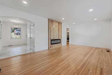 Welcome to this beautifully updated 5-bedroom, 3-bath - photo 9