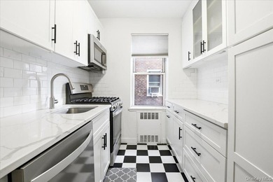 Welcome to this spacious and sun-filled Junior 1/One-Bedroom - photo 12