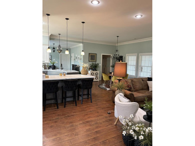 Beautiful 3 bedroom, 2 bathroom home featuring a spacious open - photo 12