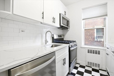 Welcome to this spacious and sun-filled Junior 1/One-Bedroom - photo 13