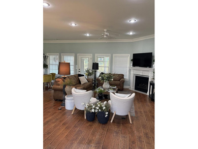 Beautiful 3 bedroom, 2 bathroom home featuring a spacious open - photo 13