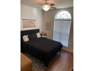 Beautiful 3 bedroom, 2 bathroom home featuring a spacious open - photo 16