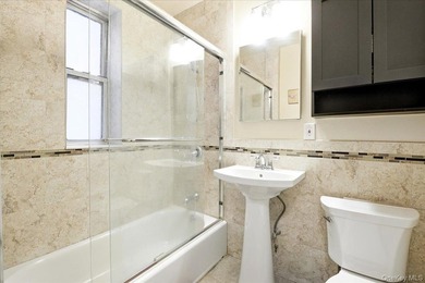Welcome to this spacious and sun-filled Junior 1/One-Bedroom - photo 17