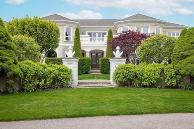 Set behind layers of mature landscaping and sculpted hedges - photo 4