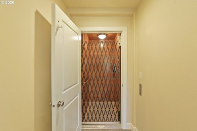 Nestled in the heart of beautiful Cathedral Park in the vibrant - photo 27