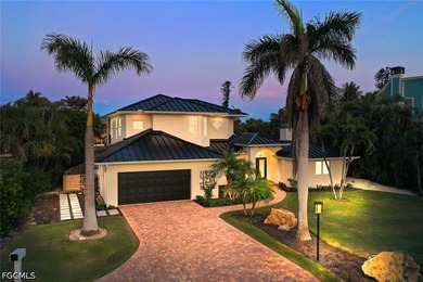 Welcome to this breathtaking, light-filled, airy modern - photo 1