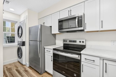 Fully renovated, ground-floor end-unit two-bedroom, two-bathroom - photo 7