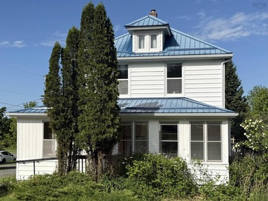 Welcome home to a spacious four bedroom, two bathroom,  modern - photo 1