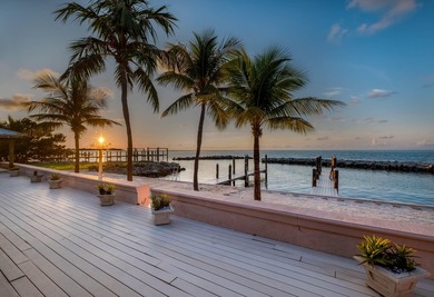 Morton Manor is a timeless estate nestled along the Gulf's bay - photo 3