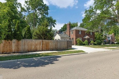PRICE REDUCED! Beautiful center-entrance Colonial ideally - photo 3