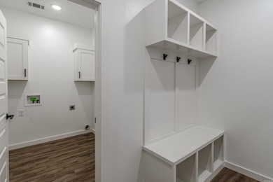 Beautiful approx. 2130 sq ft brick home featuring an open floor - photo 4