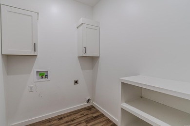 Beautiful approx. 2130 sq ft brick home featuring an open floor - photo 5
