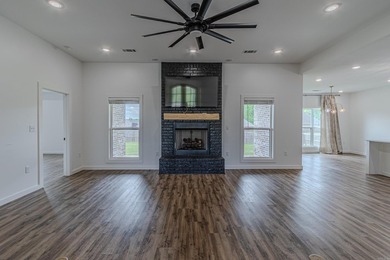 Beautiful approx. 2130 sq ft brick home featuring an open floor - photo 8
