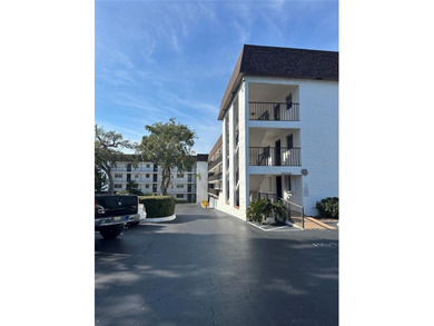 Move-in ready in a riverfront community with low condo fees, a - photo 2