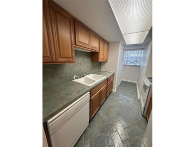 Move-in ready in a riverfront community with low condo fees, a - photo 6