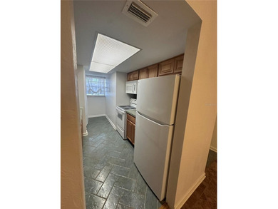 Move-in ready in a riverfront community with low condo fees, a - photo 7