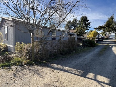 16126 Gustafson offers a warm and inviting slice of Oregon - photo 1