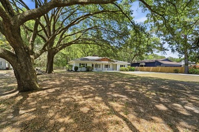 Welcome to this beautifully renovated, turnkey 4 bedroom/3 - photo 2