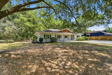 Welcome to this beautifully renovated, turnkey 4 bedroom/3 - photo 3