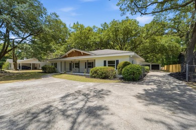 Welcome to this beautifully renovated, turnkey 4 bedroom/3 - photo 4
