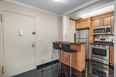 Welcome to Lakeside Towers. This beautifully renovated alcove - photo 7