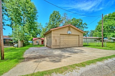 Affordable waterfront living with room for family, friends, or - photo 8