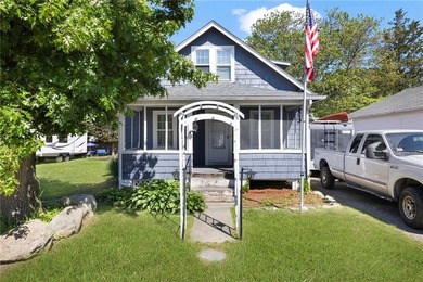 Charming 3-bedroom Bungalow situated on an oversized lot in a - photo 2