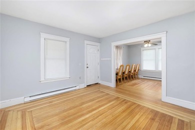 Charming 3-bedroom Bungalow situated on an oversized lot in a - photo 4