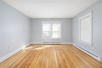 Charming 3-bedroom Bungalow situated on an oversized lot in a - photo 6
