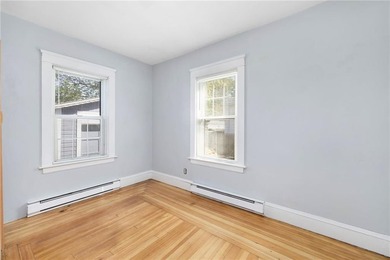 Charming 3-bedroom Bungalow situated on an oversized lot in a - photo 8