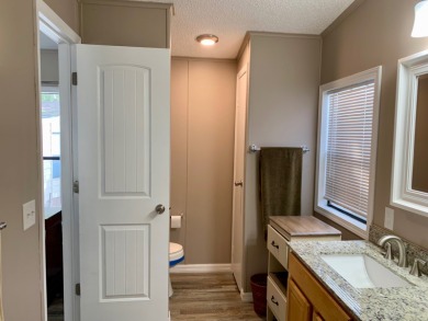 Charming 2 bedroom, 2 bath, 1989 double-wide mobile home is - photo 21