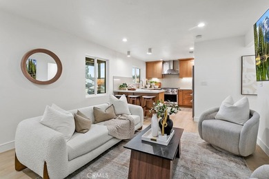 Renovated and Gorgeous: 3 HOMES on 1 LOT. Lease this compound - photo 3